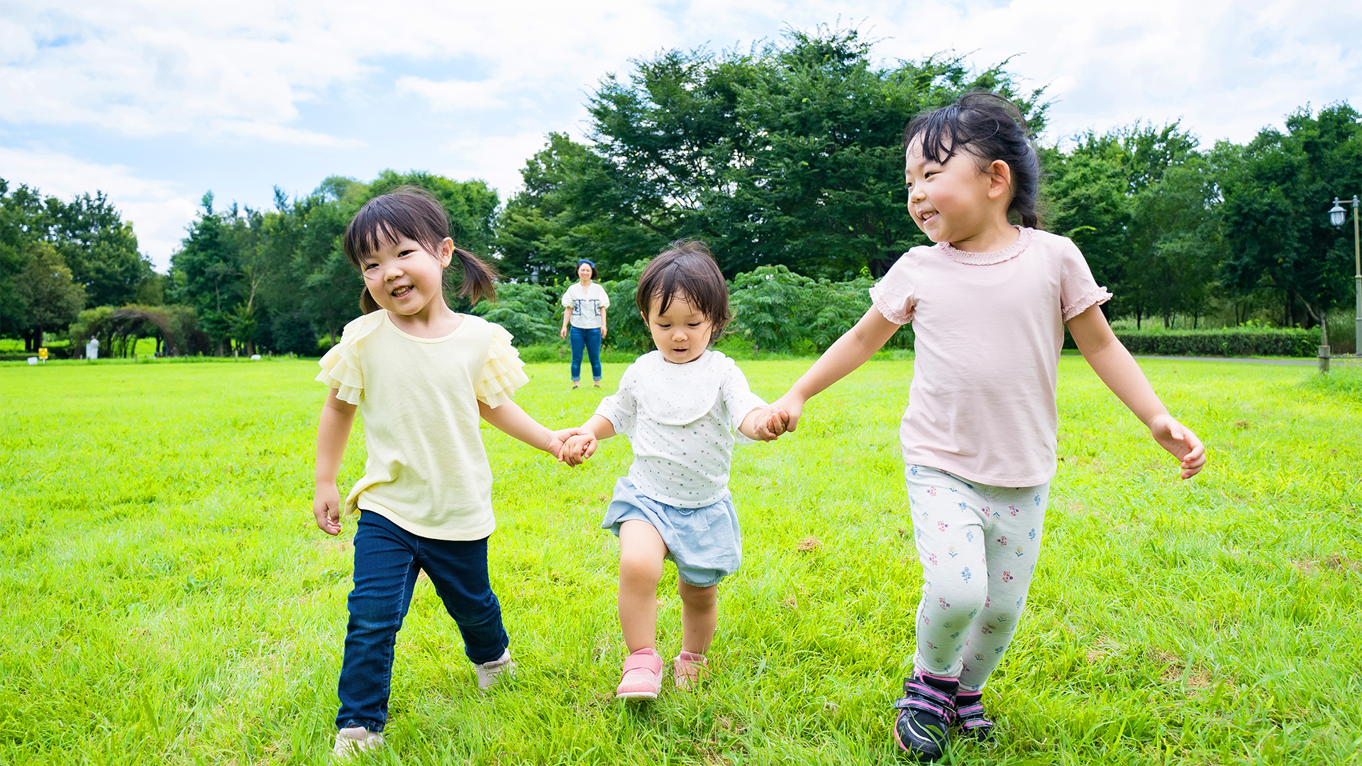 芝生を歩く子どもたち